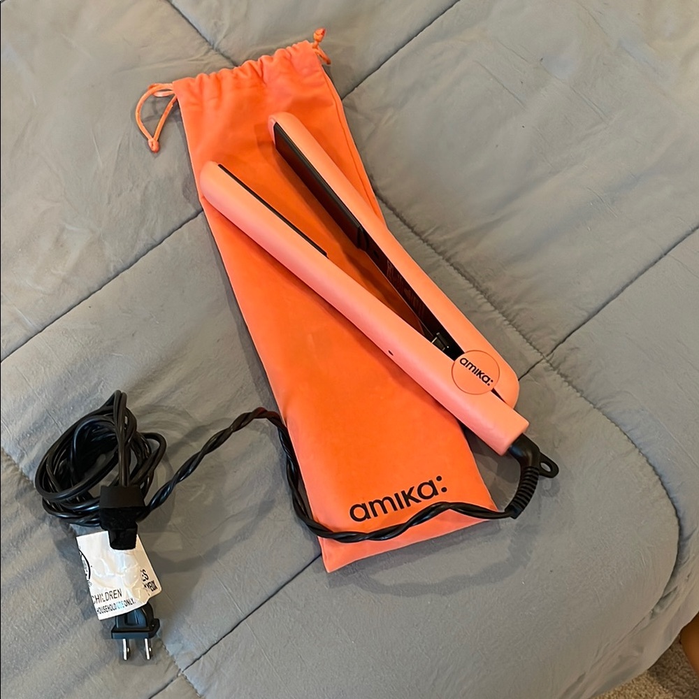 Amika Coral Hair Straightener with Pouch